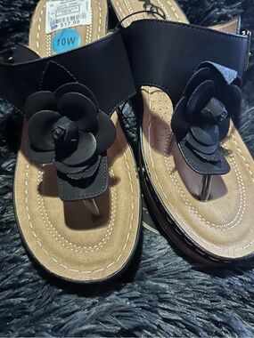 Black Floral Toe-Post Women's Sandals